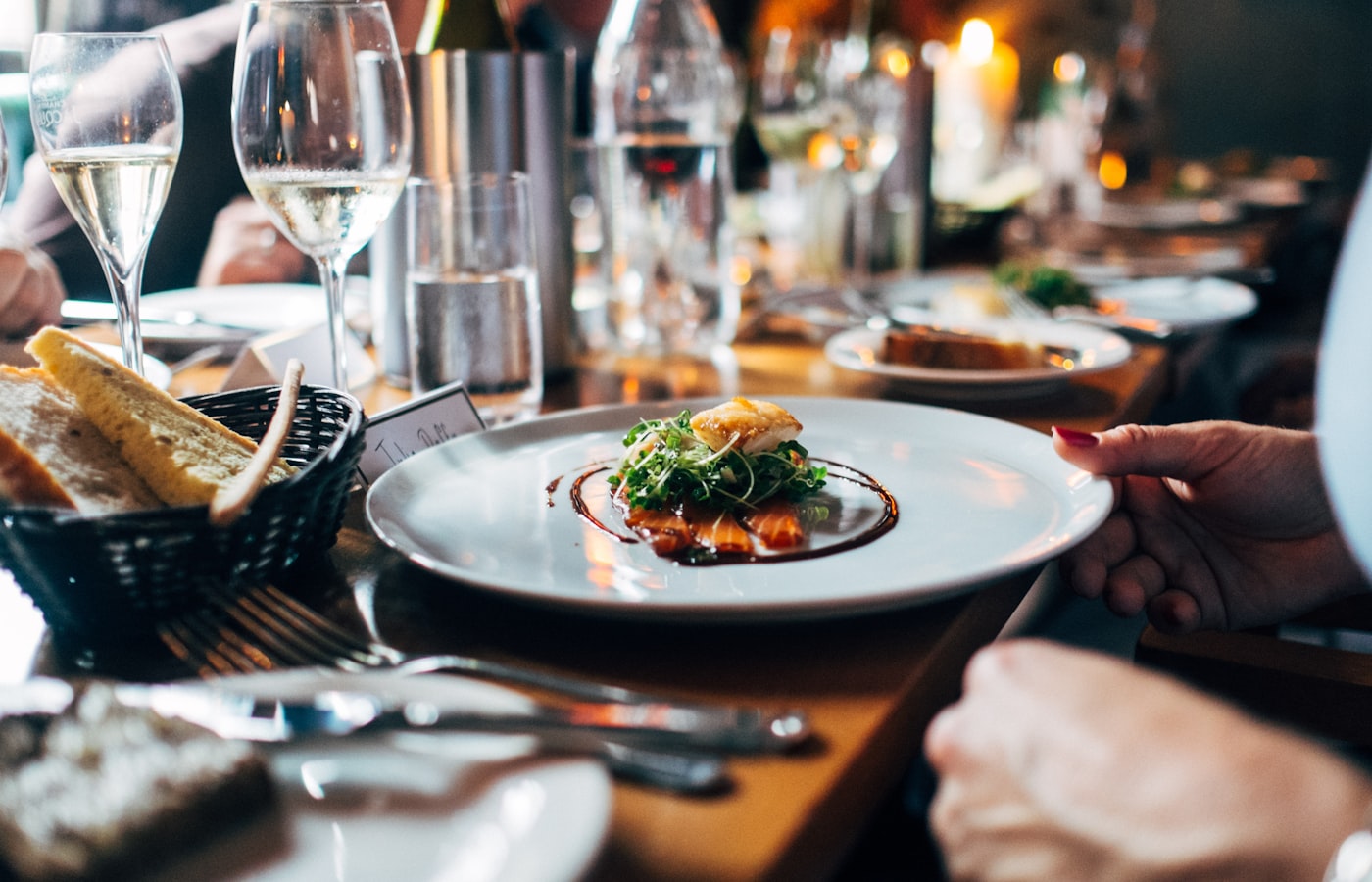 Plat gastronomique sur assiette blanche, évaluer un restaurant