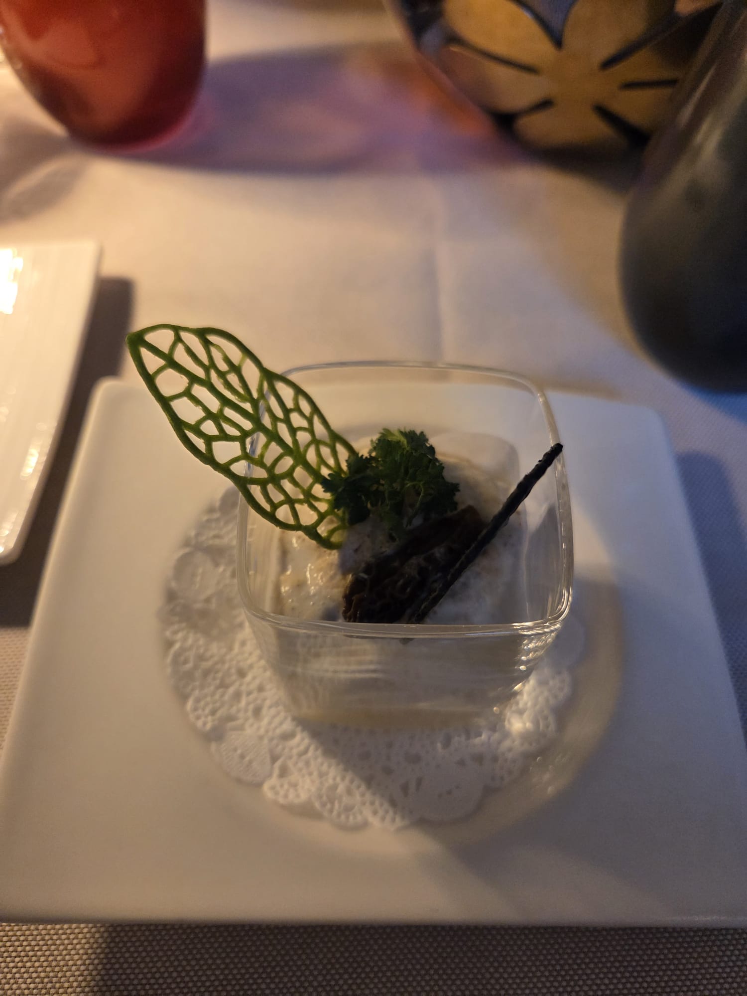Amuse-bouche foie gras crémé, morille séchée, tuile dentelle verte et cerfeuil en verrine carrée au Restaurant Guillaume Tell Lavaux