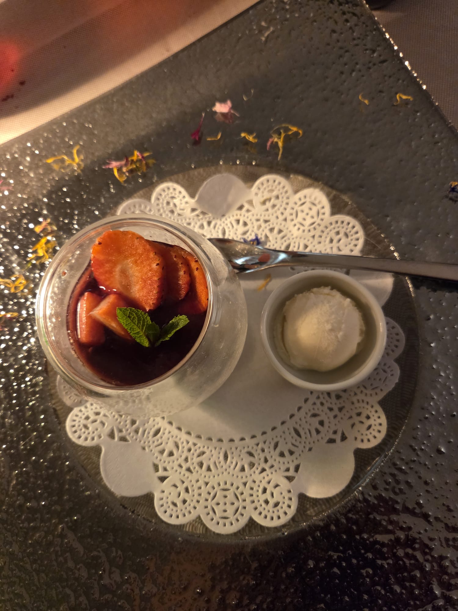 Pré-dessert aux fraises, gelée rouge et boule de sorbet menthe sur plateau pailleté au Restaurant Guillaume Tell Lavaux