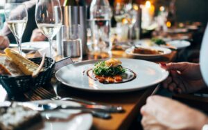 Assiette de restaurant gastronomique dressée avec précision, menu dégustation en Suisse