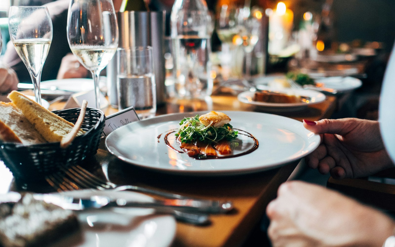 Assiette de restaurant gastronomique dressée avec précision, menu dégustation en Suisse