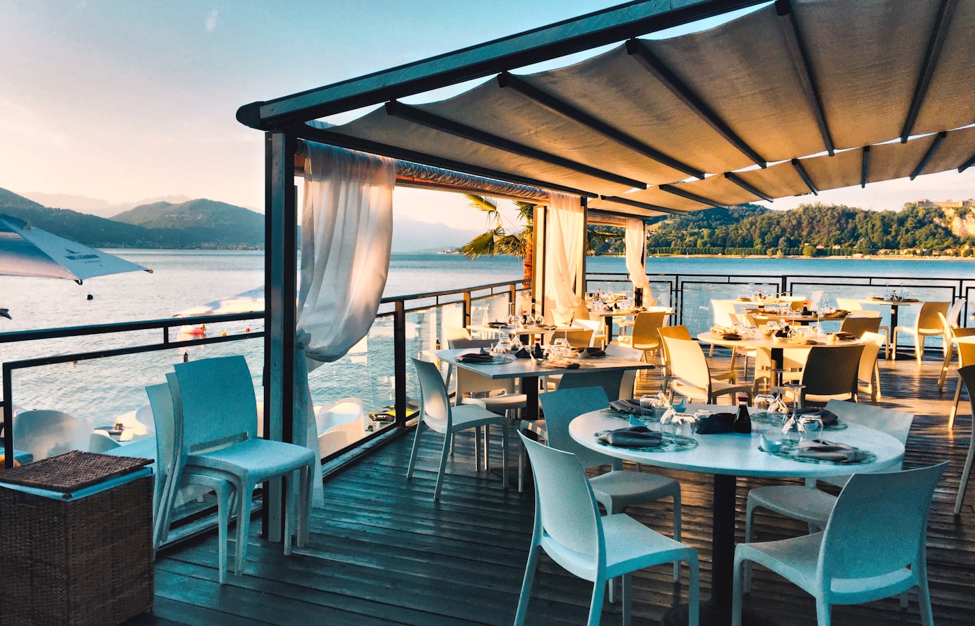 Personne qui lit attentivement un menu de restaurant
