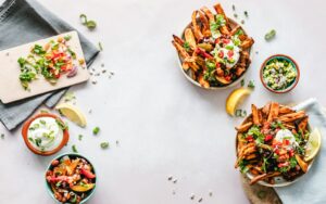 Menu de restaurant ouvert sur une table nappée blanche avec couverts, lire un menu comme un pro