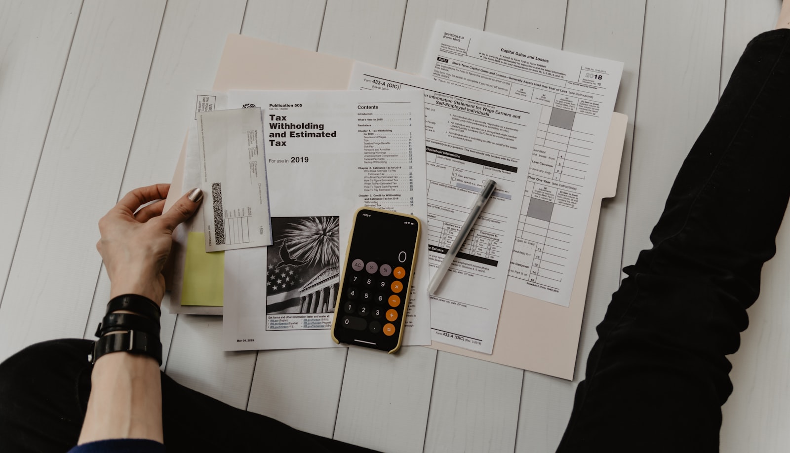 Addition et billets en francs suisses sur une table de restaurant