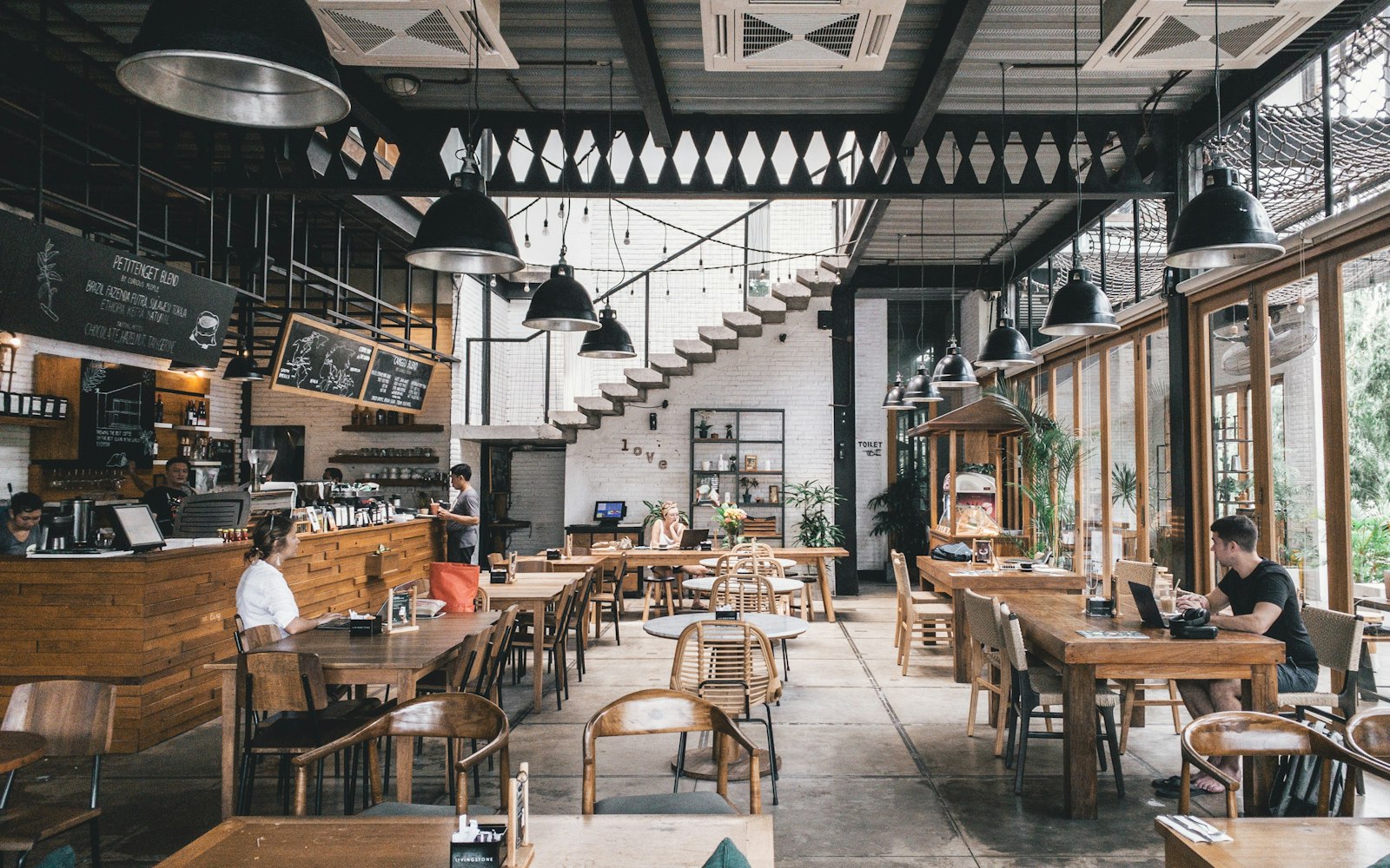 Intérieur élégant d'un restaurant à l'arrivée d'un client, les 10 premières minutes décisives