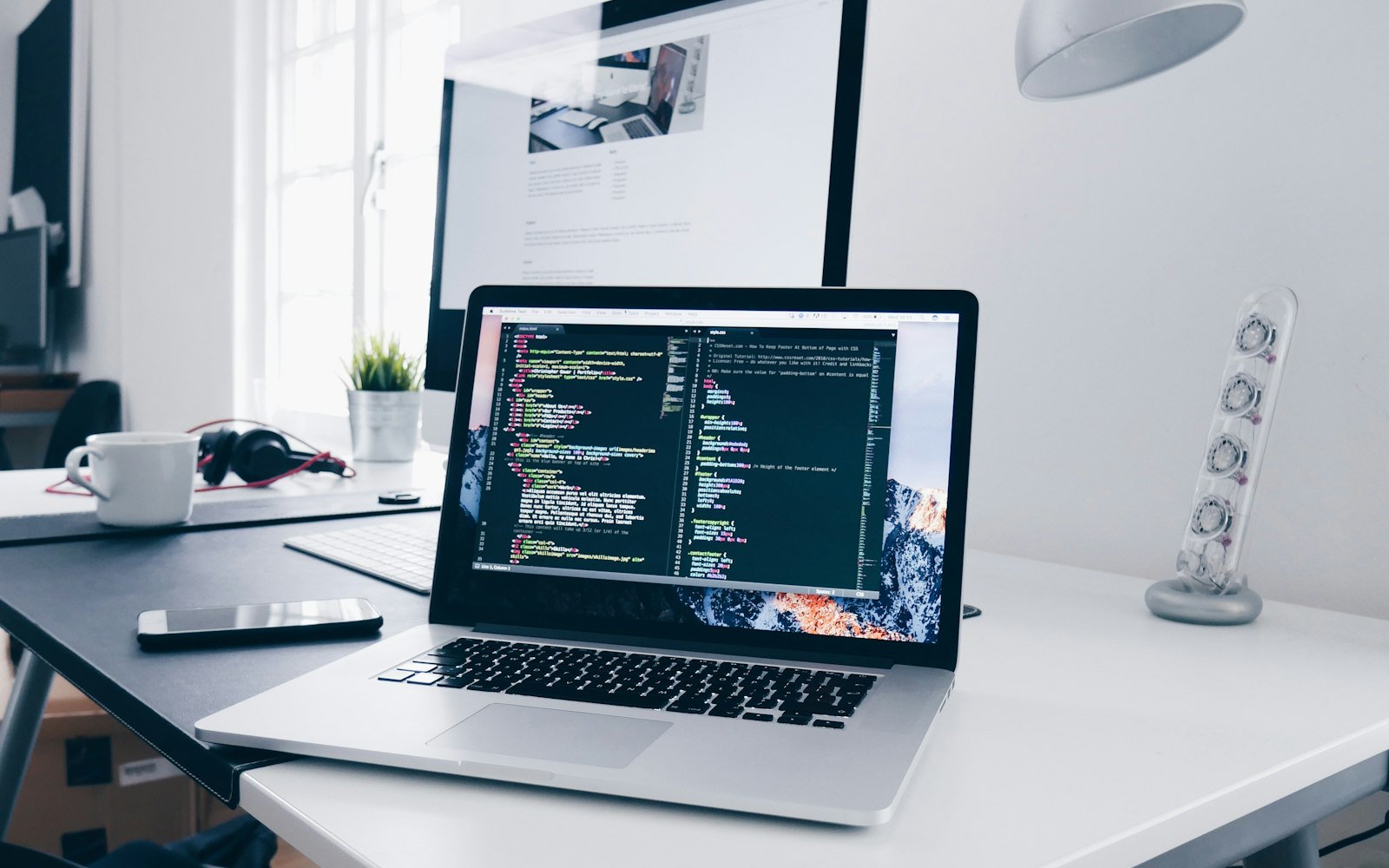 Laptop ouvert sur un site web en cours de développement, illustration des red flags d'un site de restaurant