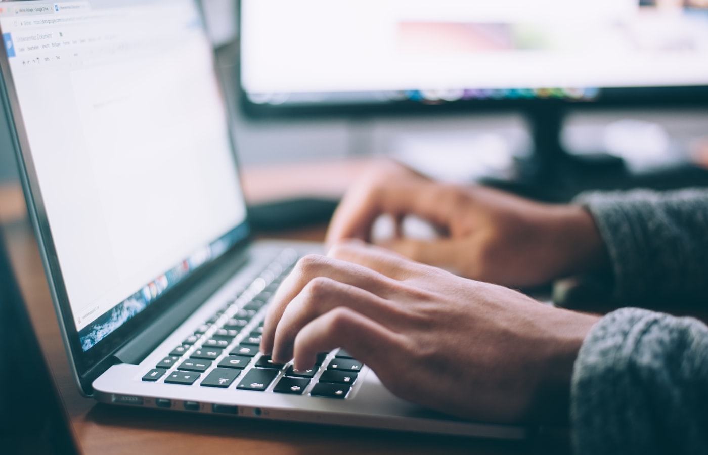 Laptop ouvert sur un site web de restaurant